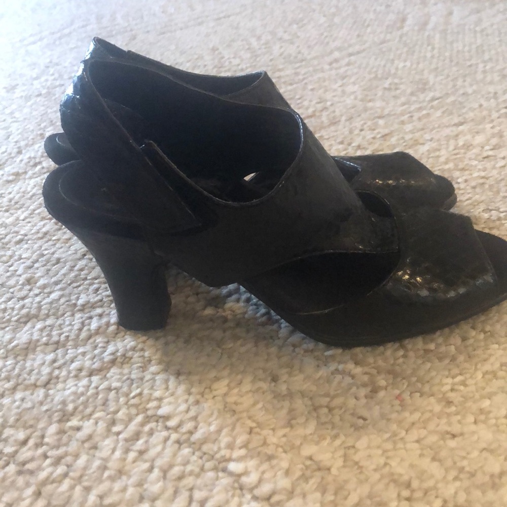 Cute, comfy Black sandals